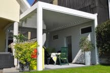 Pergola maison en aluminium blanc - Côté Fenêtres